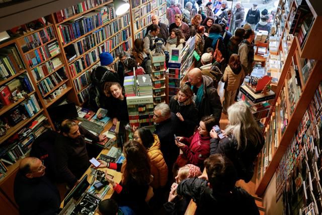 이스라엘 예루살렘의 서점 '에듀케이셔널북숍' 지지자들이 지난 2월 9일 이스라엘 경찰에 체포된 아흐마드 무나 석방을 요구하기 위해 다음날인 10일 책방에 모여있다. 예루살렘=로이터 연합뉴스