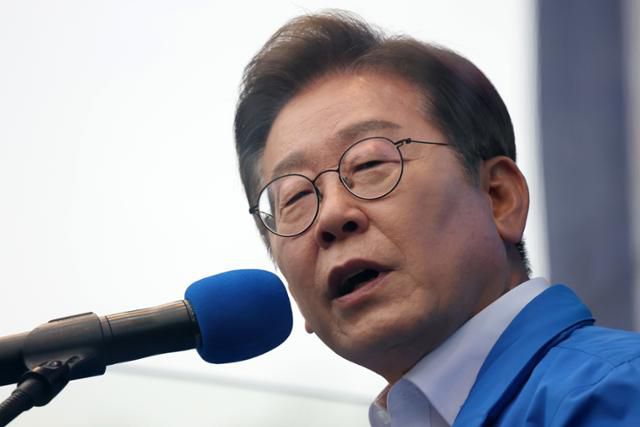 이재명 더불어민주당 대선 후보가 22일 경남 양산 워터파크공원에서 열린 유세에서 연설하고 있다. 양산=고영권 기자
