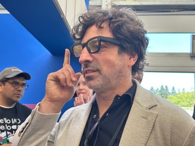 20일 미국 실리콘밸리 구글 본사에 설치된 구글의 스마트 안경 체험 부스에서 구글 공동 창업자 세르게이 브린이 안경을 체험하고 있다. 실리콘밸리=이서희 특파원