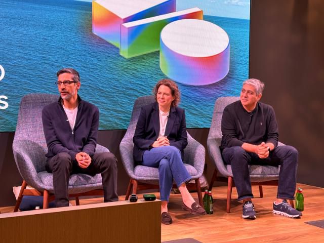 구글의 연례 개발자 회의 이틀째인 21일 미국 실리콘밸리 구글 본사에서 구글 주요 임원진이 미국 외 지역 취재진과의 간담회에 참석해 있다. 왼쪽부터 순다르 피차이 구글 최고경영자, 리즈 리드 검색 담당 수석부사장, 코레이 카부쿠오글루 구글 딥마인드 연구 부사장. 실리콘밸리=이서희 특파원