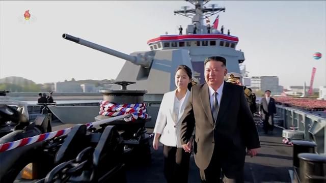 김정은 북한 국무위원장과 딸 주애가 4월 25일 북한 남포조선소에서 열린 5,000톤급 신형 구축함 '최현호' 진수식에 참석했다. 조선중앙TV 캡쳐