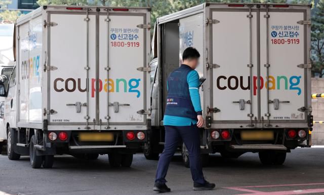 쿠팡은 올해 1분기 환율 상승 효과 등으로 11조5,000억 원 규모의 최대 매출과 340% 증가 영업이익을 거뒀다. 서울 시내 한 물류 캠프에 쿠팡 배송 차량이 주차된 모습. 연합뉴스