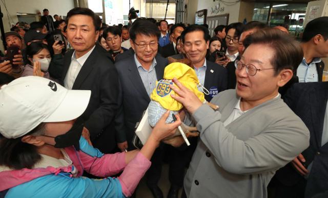 남도문화벨트 골목골목 경청투어에 나선 이재명 더불어민주당 대선 후보가 11일 전남 강진군 강진읍 강진오감통시장을 찾아 인사를 하고 있다. 강진=고영권 기자