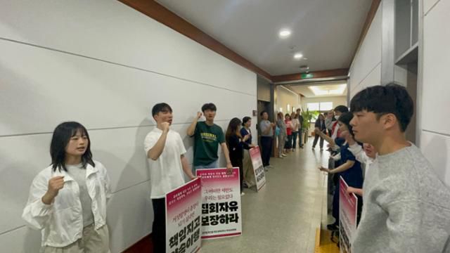 충북대생들이 총장실로 통하는 복도에서 집회 자유 보장과 고창섭 총장의 공식 사과를 요구하며 농성을 벌이고 있다. '3.11 학내 극우폭력사태 충북대공동대책위원회' 제공