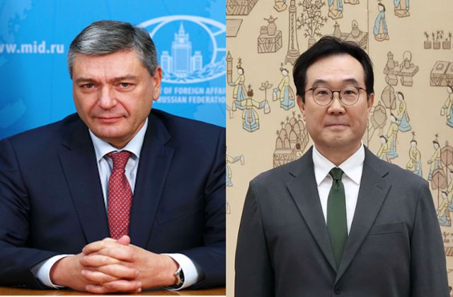 이도훈(오른쪽 사진) 주러시아 한국대사와 안드레이 루덴코 러시아 외무차관. 한국일보 자료사진