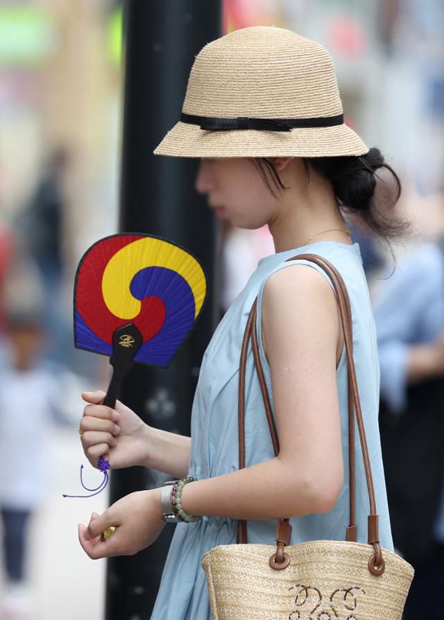 여름 기운이 돌기 시작하는 절기 '소만'인 21일 서울 중구 명동에서 한 시민이 부채로 더위를 피하고 있다. 뉴시스여름 기운이 돌기 시작하는 절기 '소만'인 21일 서울 중구 명동에서 한 시민이 부채로 더위를 피하고 있다. 뉴시스