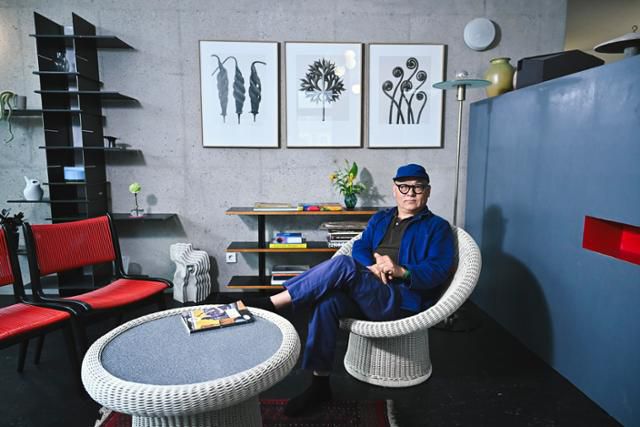 이종명 mk2 대표가 16일 경기 양평군 자택에서 디자인 의자에 앉아 있다. 정다빈 기자