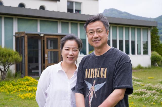 경남 통영시의 식당 '야소주반' 앞에서 김은하 셰프와 박준우 대표가 환하게 웃고 있다. 김 셰프와 박 대표 두 명이서 운영하기 때문에 손님은 하루에 10명 정도만 받는다. 야소주반엔 '키친톡'이라는 특별한 옵션이 있어, 손님이 주방에서 요리하는 과정을 지켜보며 이야기를 나눌 수 있다.