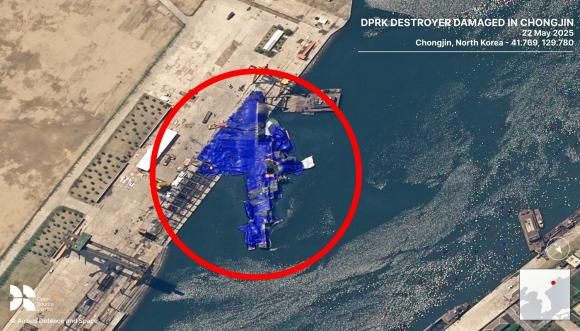 영국의 비영리 안보연구기관 오픈소스센터(OSC)가 22일(현지시간) X를 통해 진수식에서 파손된 북한 신형 5000t급 구축함 사진을 공개했다. 함수는 육지에, 함미는 물에 있는 채로 파란색 거적이 둘러져있는 것으로 보인다. 엑스 캡쳐.