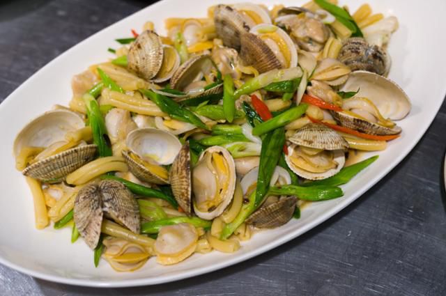 통영에서도 드물게 잡히는 귀한 살조개로 만든 파스타.