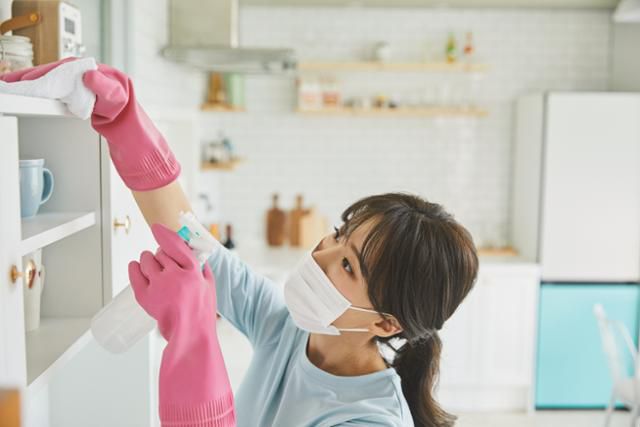 가사 노동하는 여성의 모습. 게티이미지