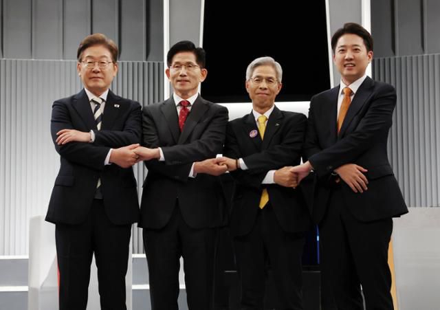 23일 서울 영등포구 KBS본관 스튜디오에서 중앙선거방송토론위원회 주관 제21대 대통령선거 2차 후보자 토론회 시작에 앞서 각 정당 대선 후보들이 기념촬영을 하고 있다. 왼쪽부터 이재명 더불어민주당, 김문수 국민의힘, 권영국 민주노동당, 이준석 개혁신당 대통령 후보. 뉴스1