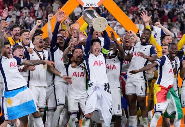 토트넘의 손흥민이 22일(한국시간) 스페인 빌바오의 산 마메스 경기장에서 열린 맨체스터 유나이티드와 2024~25시즌 유럽축구연맹(UEFA) 유로파리그(UEL) 결승전에서 승리한 뒤 우승 트로피를 들고 동료들과 기뻐하고 있다. 빌바오=AP 연합뉴스