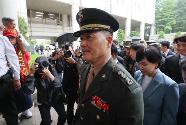해병대 채 상병 순직 사건과 관련해 항명 및 상관명예훼손 혐의로 기소된 박정훈 전 해병대 수사단장(대령)이 16일 서울 서초구 서울고등법원에서 열린 항소심 2차 공판준비기일에 출석하고 있다. 뉴스1