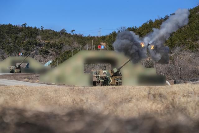 서북도서방위사령부 예하 해병대 제6여단과 연평부대가 2월 19일 백령도와 연평도에서 K-9 자주포가 참가한 가운데 1분기 해상사격훈련을 실시하고 있다. 합동참모본부 제공