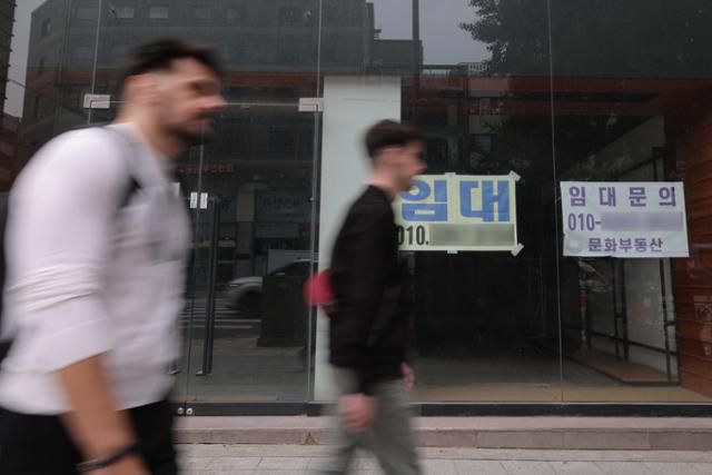 23일 서울 종로구의 한 건물 1층 매장에 임대 플래카드가 붙어있다. 뉴스1