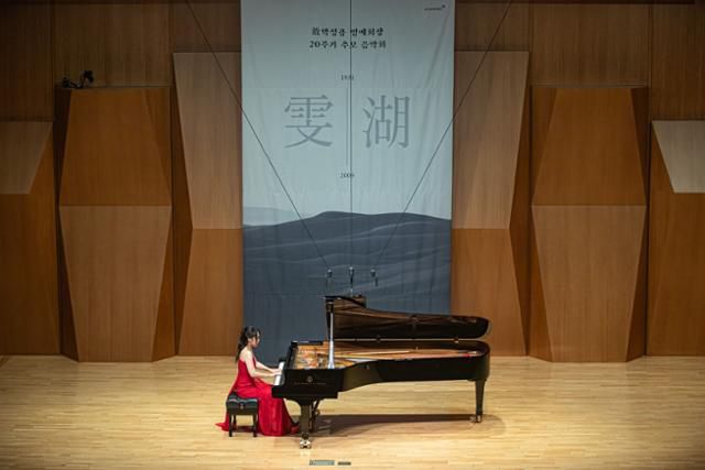 피아니스트 손열음이 23일 서울 서대문구 금호아트홀 연세에서 열린 박성용 금호그룹 명예회장 20주기 추모 음악회에서 연주하고 있다. 금호문화재단 제공
