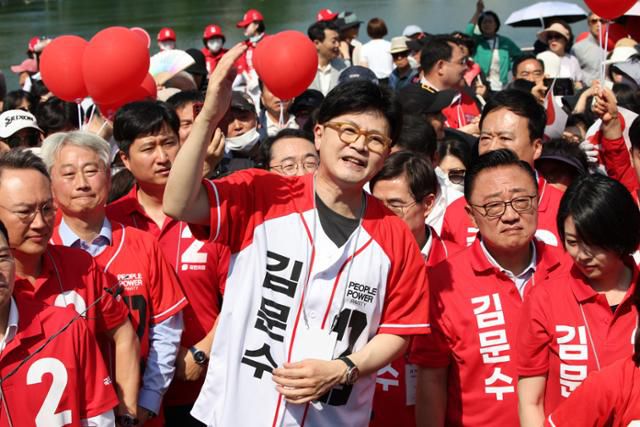 한동훈 전 국민의힘 대표가 25일 서울 송파구 석촌호수에서 김문수 국민의힘 대선 후보 지지를 호소하고 있다. 한 전 대표가 '김문수' 이름이 새겨진 선거운동복을 입은 것은 이날이 처음이다. 뉴시스