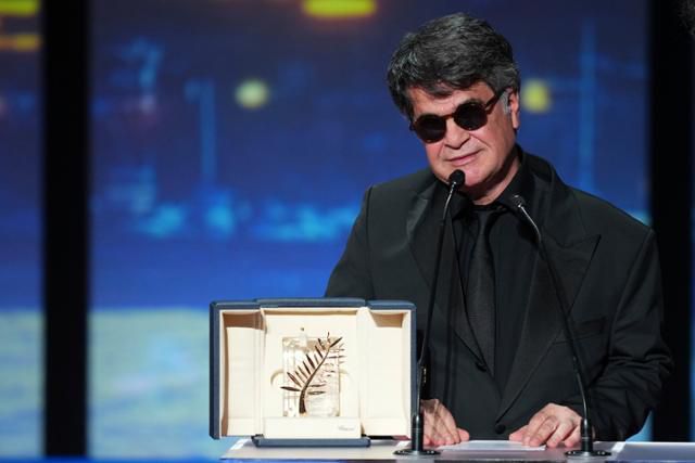 자파르 파나히 감독이 24일 제78회 칸국제영화제에서 황금종려상을 수상한 후 소감을 밝히고 있다. 칸=AP 연합뉴스