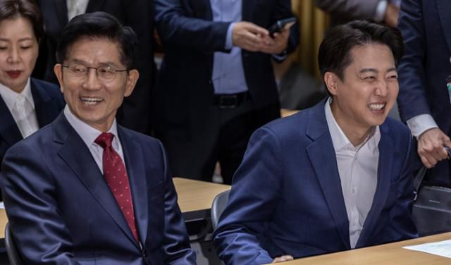 김문수(왼쪽) 국민의힘 대선 후보와 이준석 개혁신당 대선 후보가 19일 서울 중구 서울시청에서 열린 '약자와 동행하는 서울 토론회'에 참석해 나란히 앉아있다. 연합뉴스