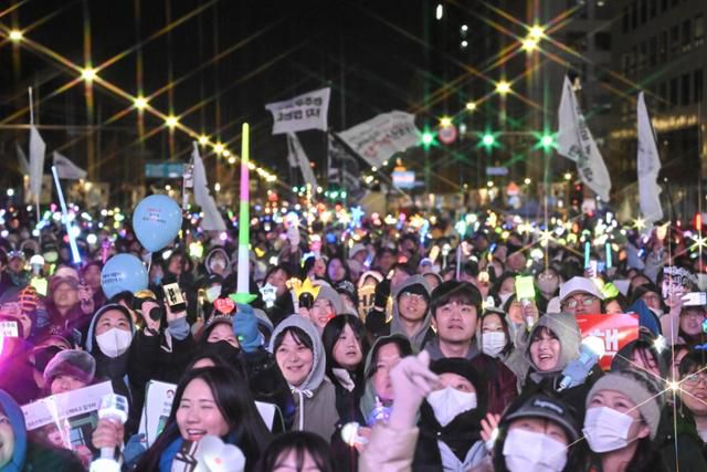 윤석열 전 대통령에 대한 탄핵소추안이 가결된 지난해 12월 14일 국회 앞에서 열린 촛불집회에 참가한 시민들의 모습. 정다빈 기자