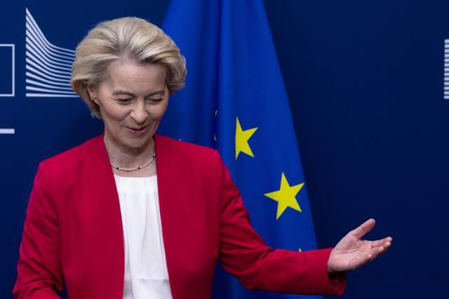 우르줄라 폰데어라이엔 유럽연합(EU) 집행위원장이 21일 벨기에 브뤼셀에서 열린 회의에 참석해있다. 브뤼셀=AP 연합뉴스