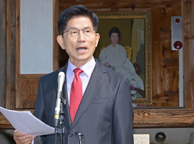 김문수 국민의힘 대선 후보가 25일 충북 옥천군의 육영수 여사(박근혜 전 대통령의 모친) 생가를 방문한 자리에서 현안 관련 입장 발표를 하고 있다. 옥천=정다빈 기자