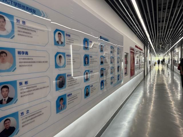 선전폴리텍대학 전자통신학원 건물의 화웨이 ICT 아카데미 복도에 이 학교를 졸업한 우수 학생들의 이력과 진로가 전시돼 있다. 선전=이혜미 특파원