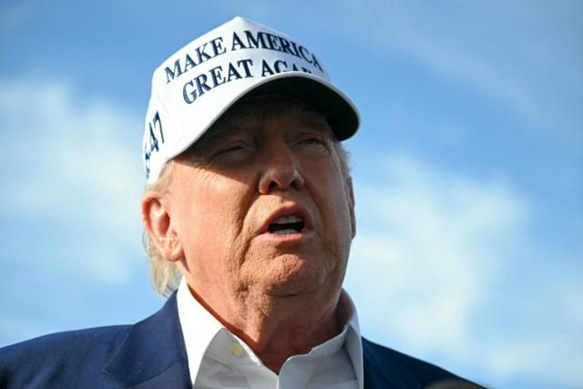 도널드 트럼프 미국 대통령이 25일 뉴저지주 모리스타운 공항에서 취재진 질문에 답하고 있다. 모리스타운=AFP 연합뉴스