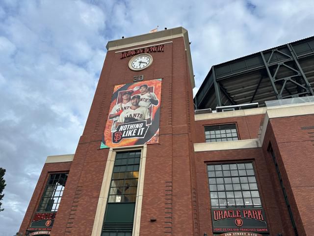 미국 캘리포니아주 소마 지역에 위치한 샌프란시스코의 홈구장 오라클 파크 입구. 전면에 이정후를 비롯한 샌프란시스코 대표 선수들의 사진이 붙어 있다. 샌프란시스코=이서희 특파원