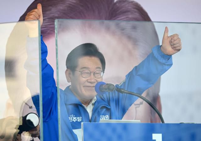 이재명 더불어민주당 대통령 후보가 캐스팅보트인 충청권 공략에 나선 25일 충남 당진전통시장을 찾아 지지를 호소하고 있다. 당진=고영권 기자