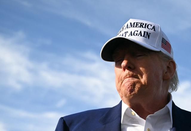 도널드 트럼프 미국 대통령이 25일 뉴저지주 모리스타운 공항에서 취재진 질문을 듣고 있다. 모리스타운=AFP 연합뉴스