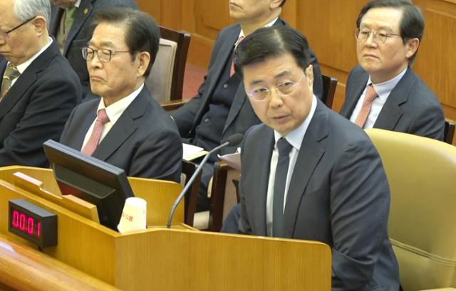 홍장원(앞줄 맨 오른쪽) 전 국가정보원 제1차장이 2월 4일 서울 종로구 헌법재판소에서 열린 윤석열 대통령 탄핵심판 5차 변론에 증인으로 출석해 발언하고 있다. 헌법재판소 제공