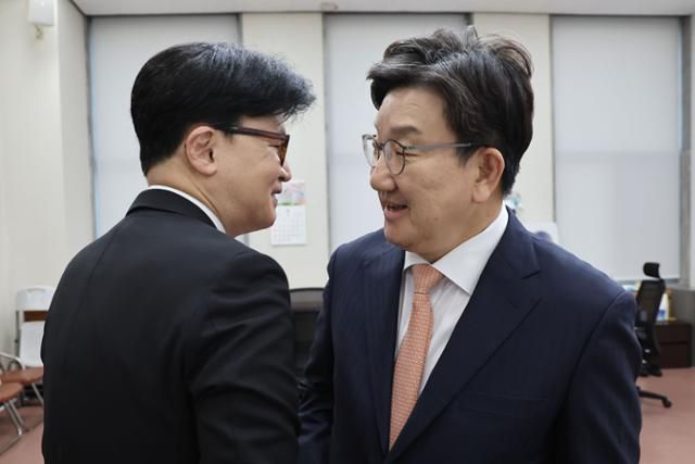 지난달 10일 한동훈(왼쪽) 전 국민의힘 대표가 국회에서 권성동 원내대표를 예방하고 있다. 뉴시스