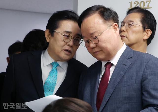 27일 서울 여의도 새미래민주당 당사에서 김문수 국민의힘 대선후보 측의 김재원(오른쪽 두 번째) 비서실장과 전병헌(왼쪽) 새미래민주당 대표가 대화하고 있다. 고영권 기자