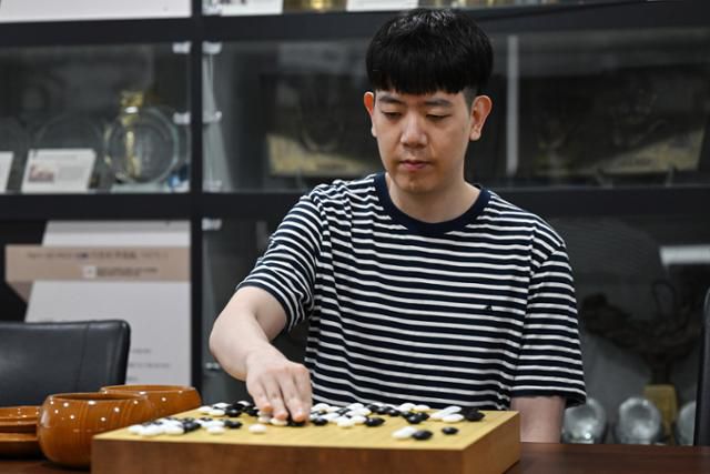 15일 서울 성동구 한국기원에서 만난 강동윤(36) 9단이 국내 최대 기전인 ‘2024~25 KB국민은행 바둑리그’(우승상금 2억5,000만 원) 챔피언결정전에서 승리한 마한의 심장 영암팀 소속의 안성준 9단과 벌였던 대국을 복기하고 있다. 박시몬 기자