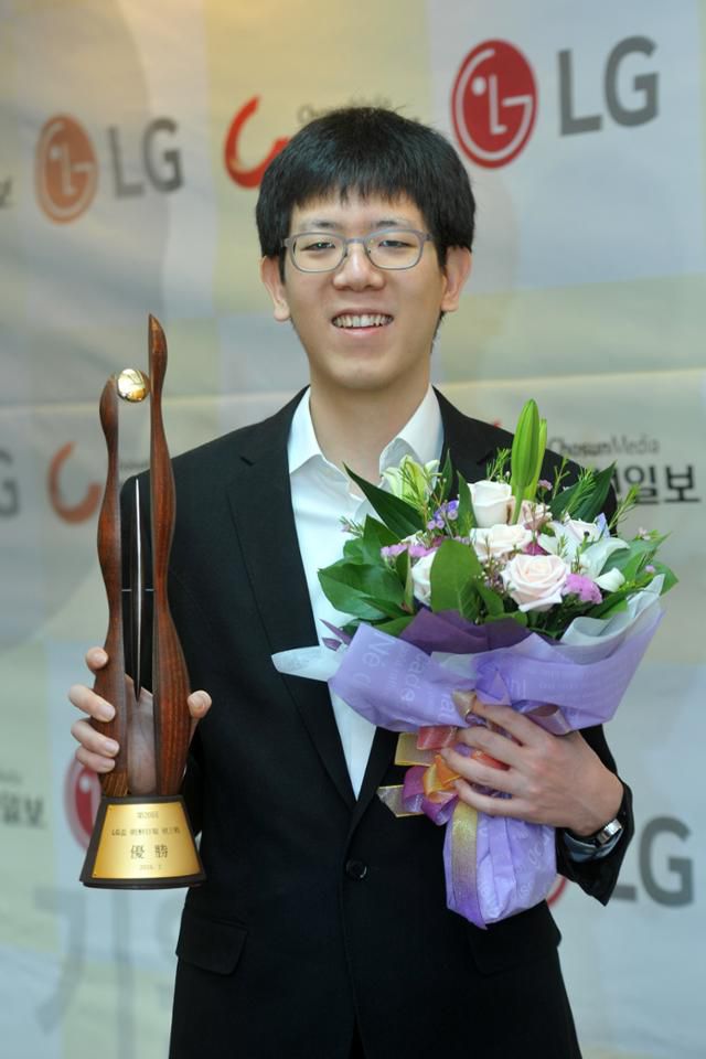 강동윤 9단은 2016년 당시 ‘제20회 LG배 조선일보 기왕전’에서 우승, 6년 전 타이틀을 차지했던 ‘제22회 후지쯔배 세계바둑선수권대회’에 이어 두 번째 세계 메이저 기전 우승컵 획득에 성공했다. 한국기원 제공