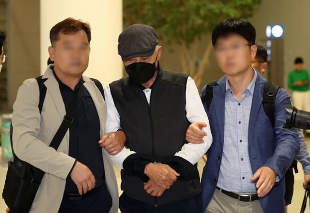 조세 포탈 혐의로 기소됐지만 해외에 머물며 재판에 불출석한 허재호 전 대주그룹 회장이 27일 인천국제공항을 통해 강제 송환됐다. 뉴시스