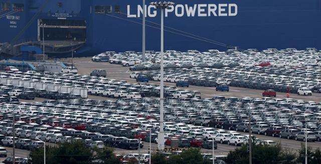 22일 경기 평택항 자동차 전용부두에 수출 차량이 세워져 있다. 뉴시스