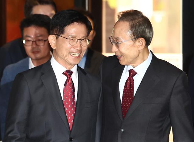 김문수 국민의힘 대통령 후보와 이명박 전 대통령이 27일 서울 여의도의 한 호텔에서 회동하고 있다. 뉴스1