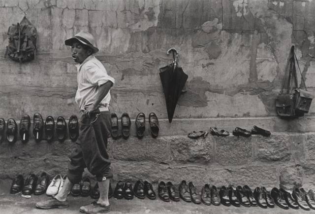 이형록의 '거리의 구두상' (1956, 34.4×50.3cm) 서울시립 사진미술관 제공