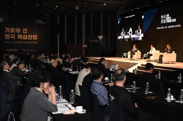 이언주(왼쪽부터) 더불어민주당 의원, 김지은 한국일보 콘텐츠스튜디오팀장, 김성원 국민의힘 의원이 2025 한국포럼 '기로에 선 한국 핵심산업'이 열린 27일 서울 중구 웨스틴 조선에서 '도전과 응전의 시대,산업정책을 리셋하라'를 주제로 대담을 하고 있다. 왕태석 선임기자