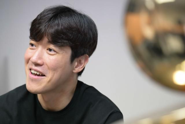 허일영이 챔피언 트로피를 배경으로 인터뷰를 하고 있다. 강예진 기자