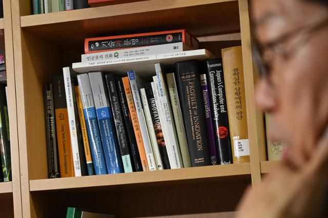 22일 본보와 인터뷰하는 이정동 교수 뒤쪽으로 연구실 서가에 책들이 꽂혀있다. 박시몬 기자