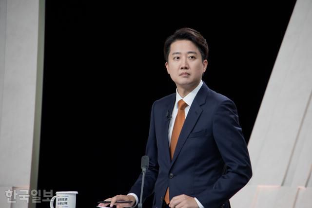 27일 서울 상암 MBC스튜디오에서 열린 21대 대선후보 3차 토론회에서 이준석 개혁신당 대선 후보가 발언을 준비하고 있다. 국회사진기자단