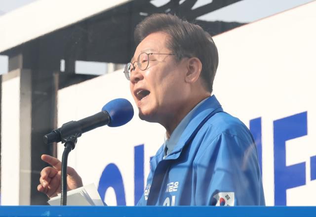 이재명 더불어민주당 대선 후보가 26일 경기 남양주 평내호평역 광장에서 열린 유세에서 시민들에게 지지를 호소하고 있다. 뉴시스