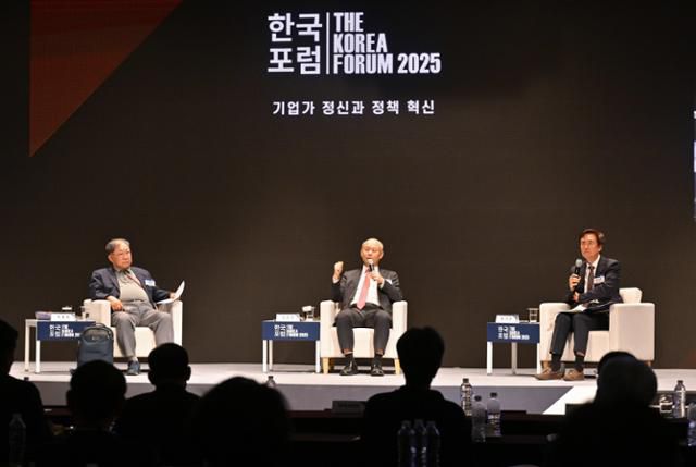 박병원(왼쪽부터) 전 한국경영자총협회 회장, 이학영 경제사회연구원 고문, 김기찬 가톨릭대 경영학부 교수가 27일 서울 중구 웨스틴조선에서 '기로에 선 한국 핵심산업'을 주제로 열린 '2025 한국포럼'에서 토론하고 있다. 최주연 기자