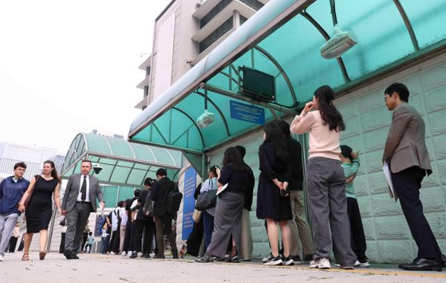 28일 서울 종로구 주한 미국대사관 앞에 시민들이 미국 비자심사를 받기 위해 줄을 서 있다. 미국 당국이 미국에 유학하려는 학생에 대해 사회관계망서비스(SNS) 심사를 의무화하는 방안을 검토하고 있다고 미국의 한 정치전문매체가 보도하면서 유학을 준비 중인 학생 등이 혼란에 빠졌다. 뉴시스