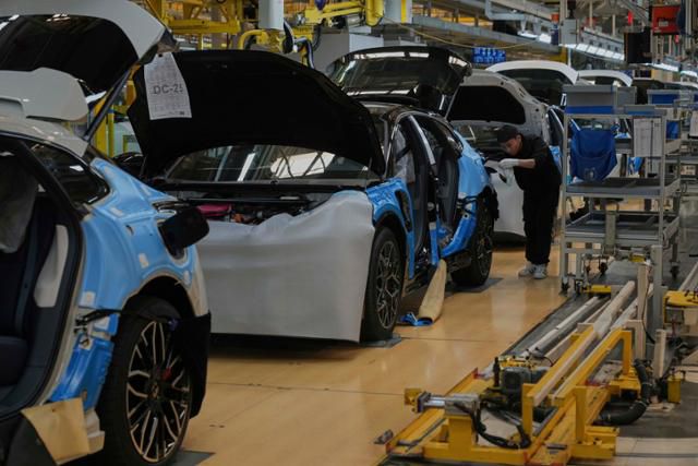 한 노동자가 지난달 17일 중국 저장성 닝보의 중국 전기차 브랜드 지커 공장에서 차량을 조립하고 있다. 닝보=AP 연합뉴스