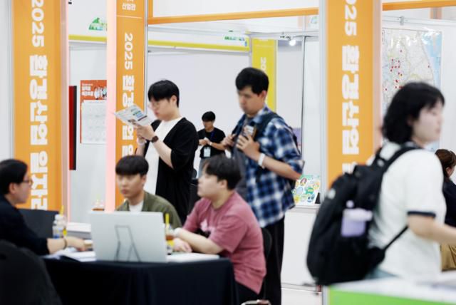 27일 서울 서초구 aT센터에서 열린 '2025 환경산업 일자리 박람회' 현장. 뉴시스